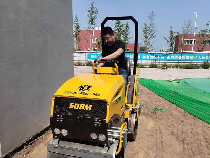 座駕振動(dòng)壓路機(jī)在惡劣環(huán)境下如何工作？