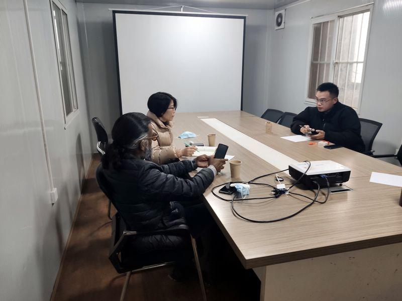 國外客戶來我廠考察，試駕奔馬小型壓路機