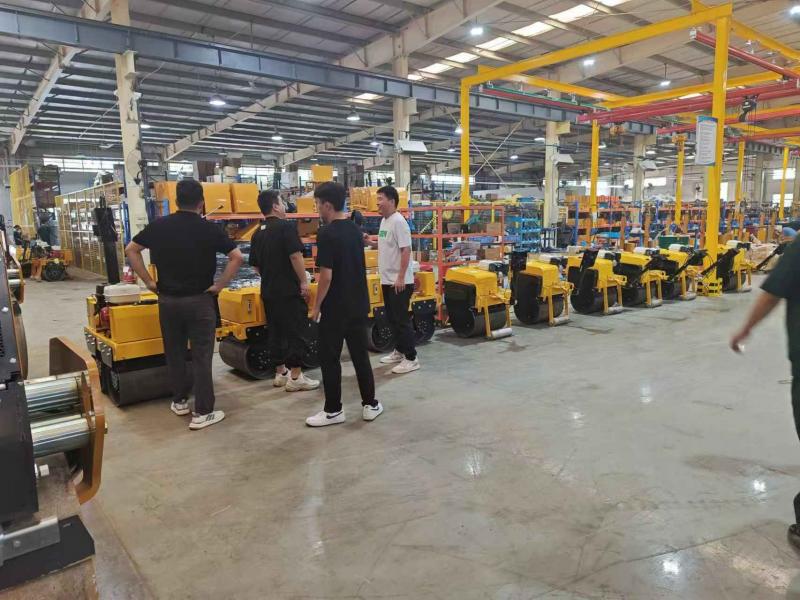 8月17日，國(guó)內(nèi)客戶來我廠參觀考察奔馬小型壓路機(jī)