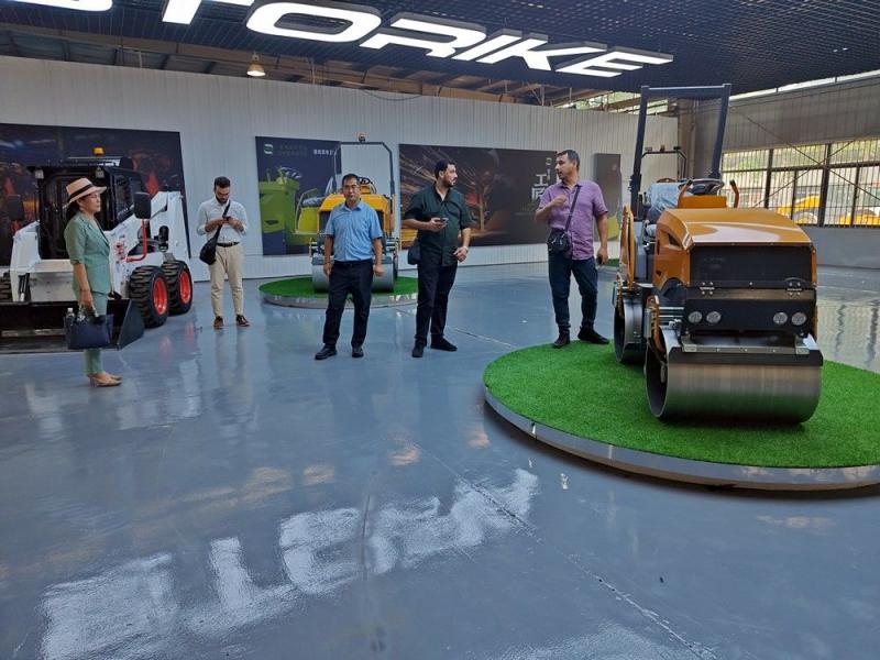 國(guó)外客戶來我廠參觀考察小型壓路機(jī)，并達(dá)成合作意向