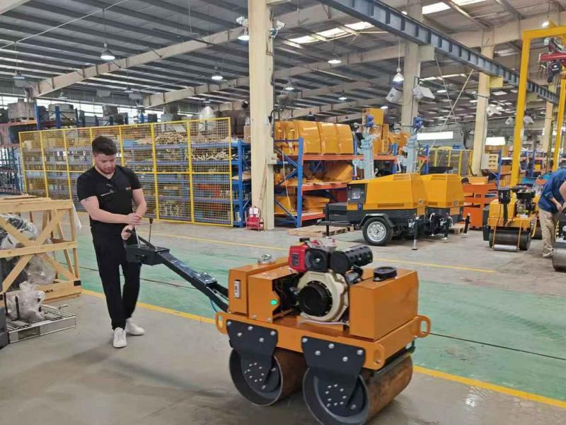 國(guó)外客戶來我廠參觀考察小型壓路機(jī)、移動(dòng)照明車等產(chǎn)品