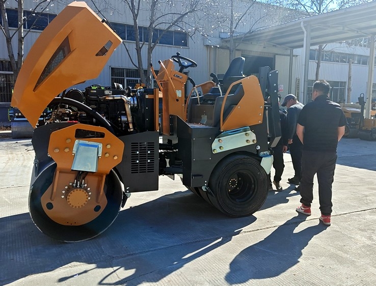 3月18日，哈薩克斯坦客戶(hù)來(lái)廠(chǎng)體驗(yàn)考察5噸膠輪壓路機(jī)