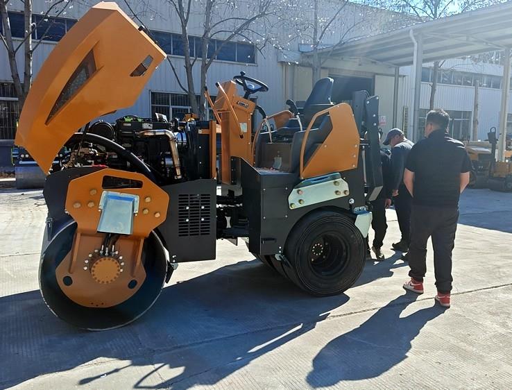 3月18日，哈薩克斯坦客戶來(lái)廠體驗(yàn)考察5噸膠輪壓路機(jī)