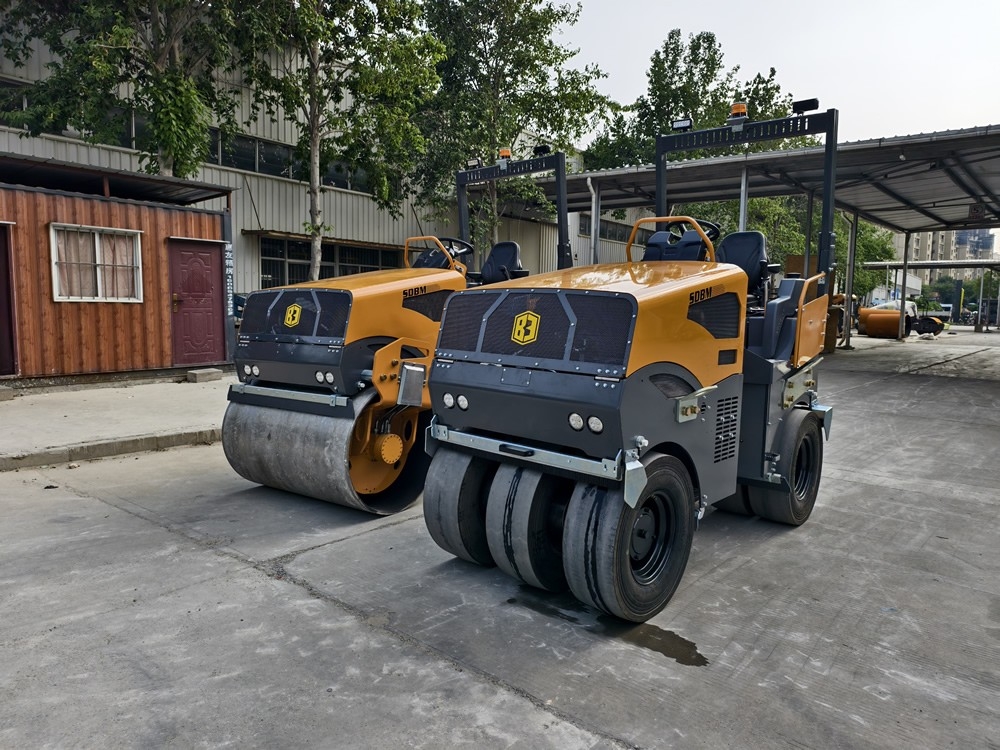 奔馬5噸小型座駕雙膠輪壓路機(jī)BM5000DQ
