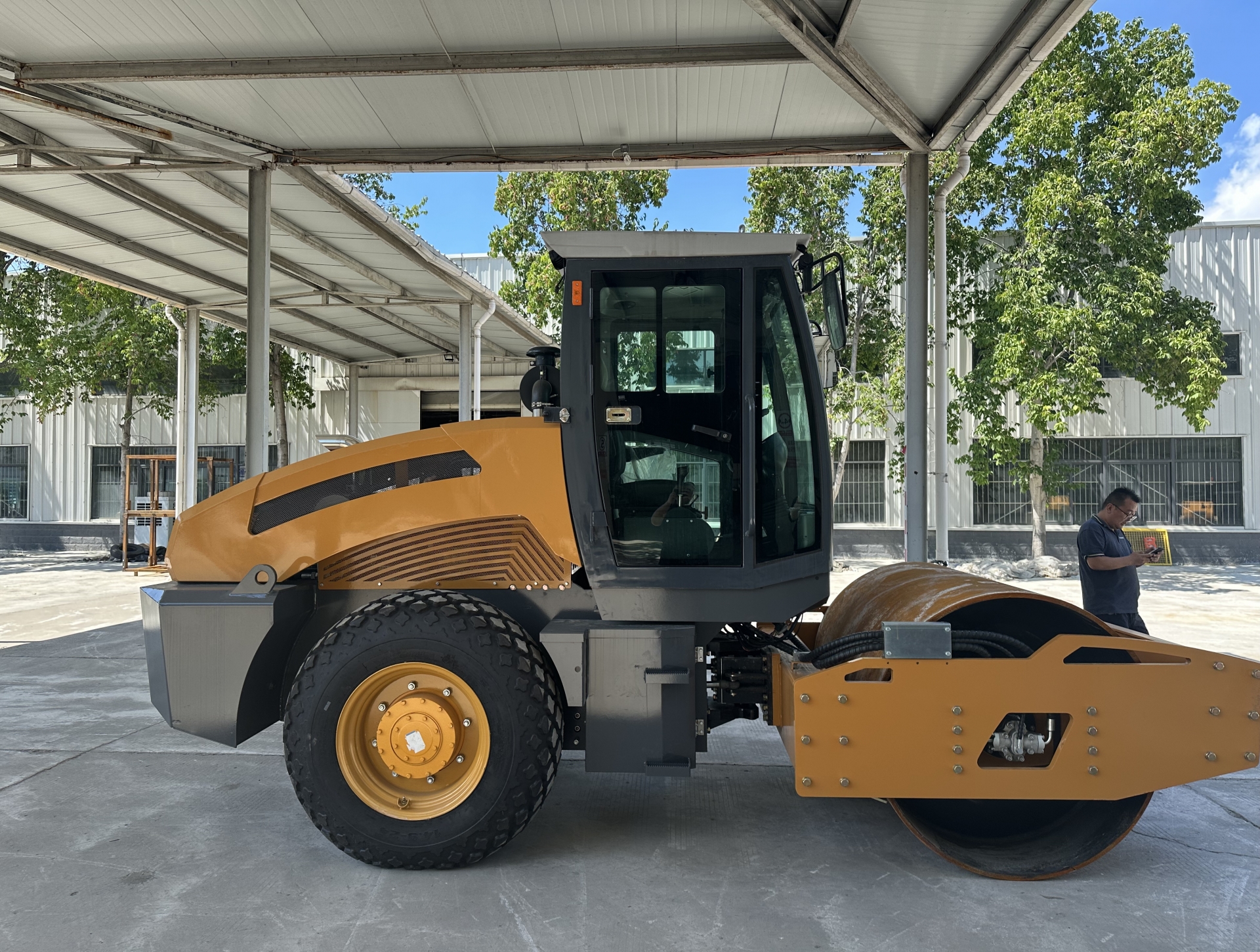 新款8噸座駕式單鋼輪壓路機(jī)BM8000