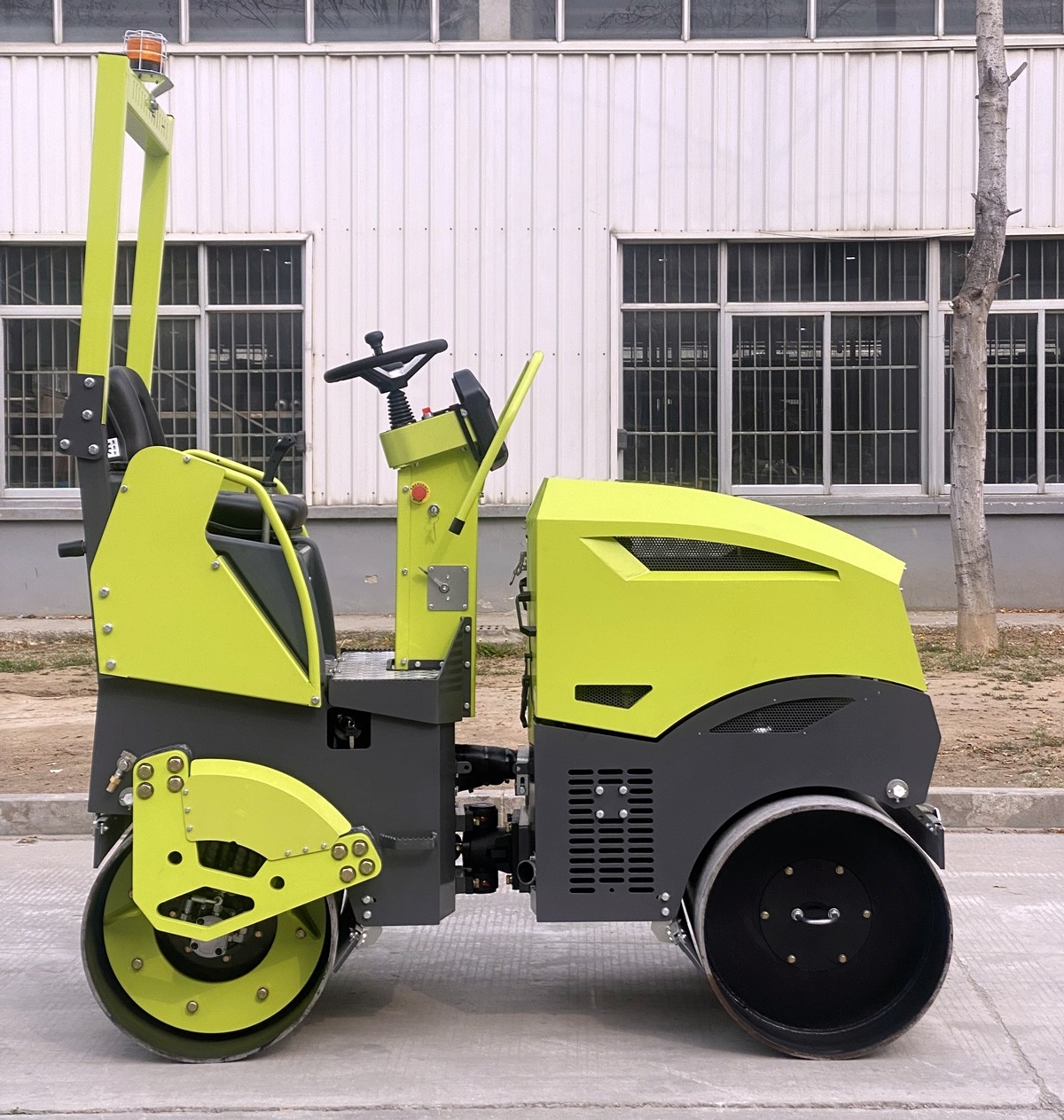 新款2噸鉸接式雙鋼輪單臂懸掛壓路機BM2000U