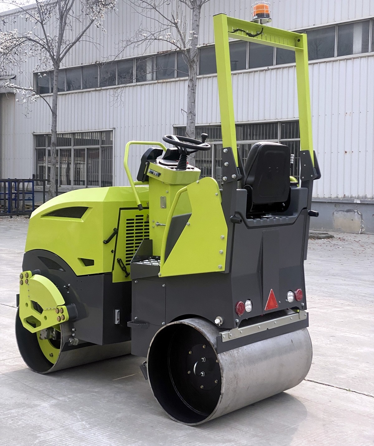 新款2噸鉸接式雙鋼輪單臂懸掛壓路機BM2000U