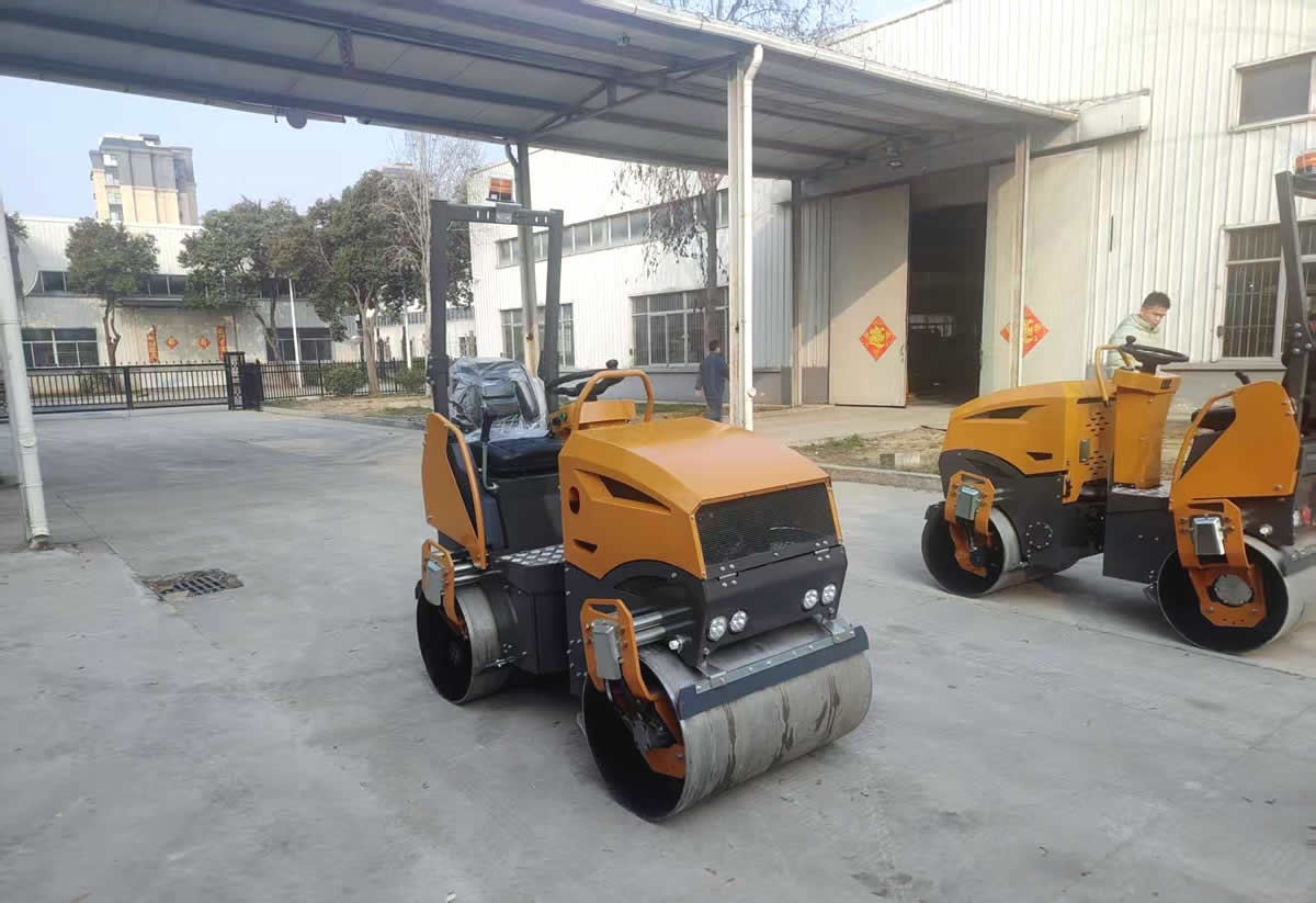 新款小型座駕式壓路機BM1800