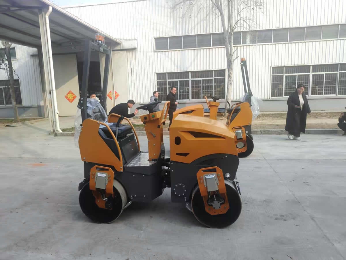 新款小型座駕式壓路機BM1800