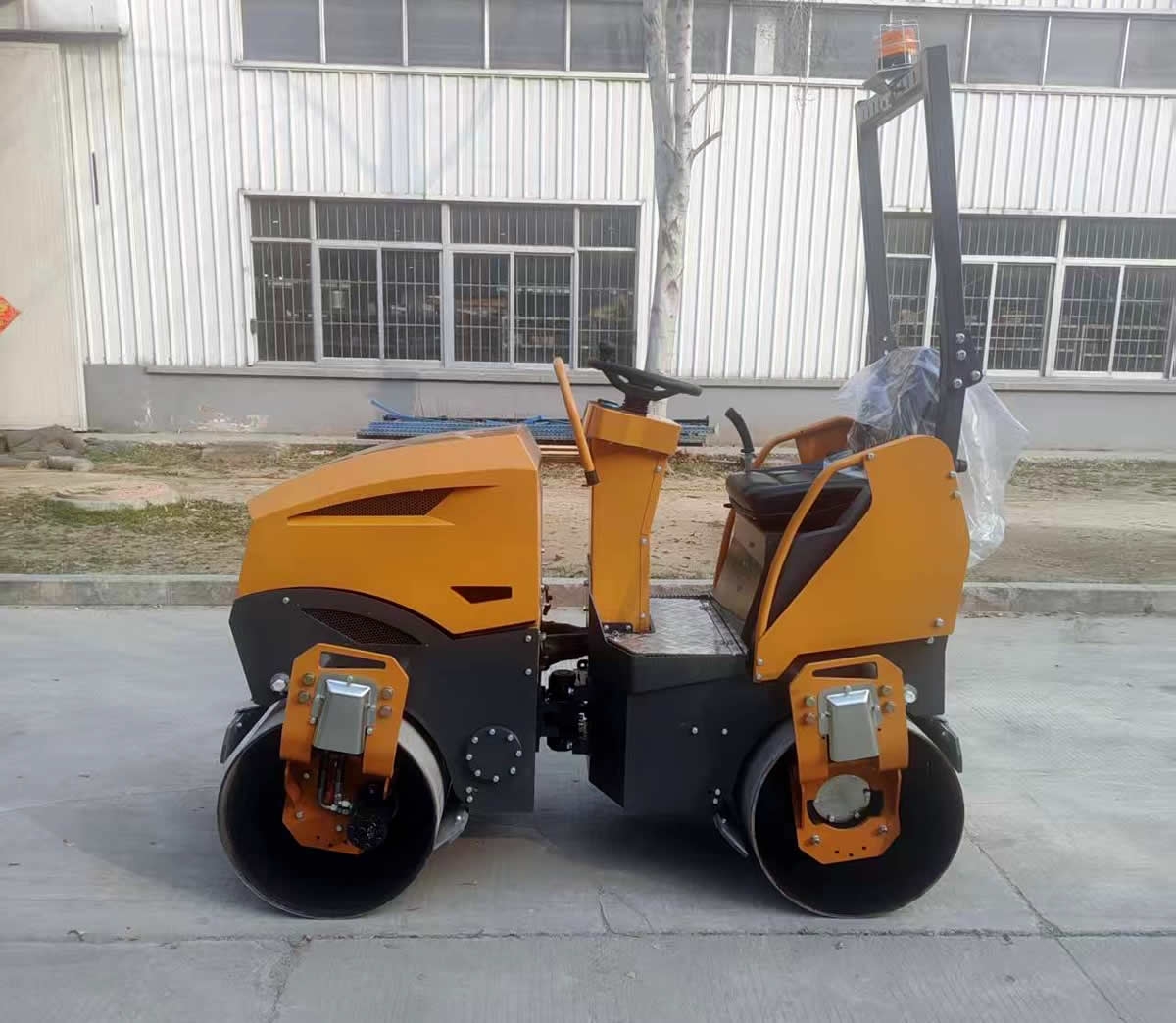 新款小型座駕式壓路機BM1800