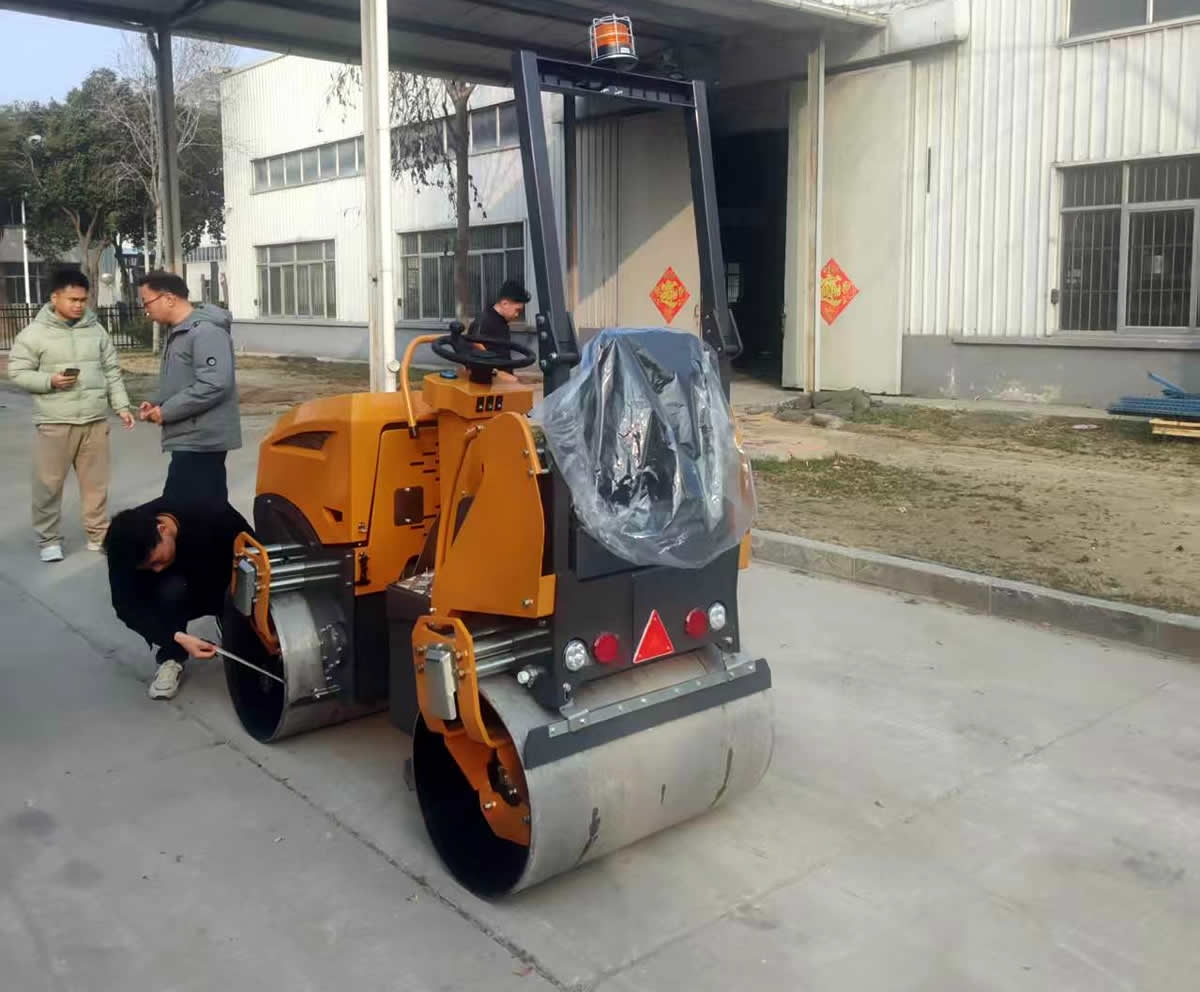 新款小型座駕式壓路機BM1800